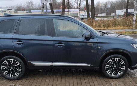 Mitsubishi Outlander III рестайлинг 3, 2022 год, 2 600 000 рублей, 8 фотография