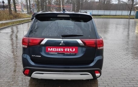 Mitsubishi Outlander III рестайлинг 3, 2022 год, 2 600 000 рублей, 6 фотография