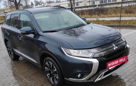 Mitsubishi Outlander III рестайлинг 3, 2022 год, 2 600 000 рублей, 11 фотография
