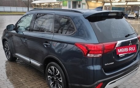 Mitsubishi Outlander III рестайлинг 3, 2022 год, 2 600 000 рублей, 3 фотография