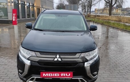 Mitsubishi Outlander III рестайлинг 3, 2022 год, 2 600 000 рублей, 10 фотография