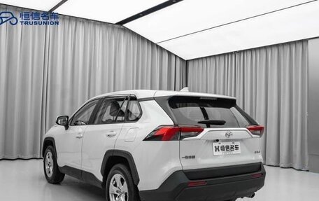 Toyota RAV4, 2022 год, 2 400 000 рублей, 7 фотография