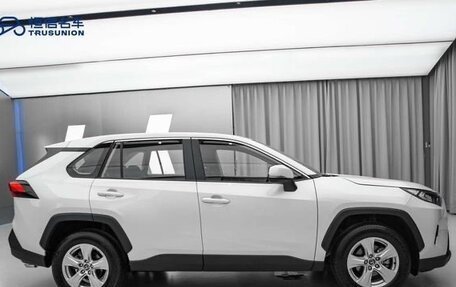 Toyota RAV4, 2022 год, 2 400 000 рублей, 6 фотография