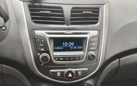 Hyundai Solaris II рестайлинг, 2015 год, 900 000 рублей, 5 фотография