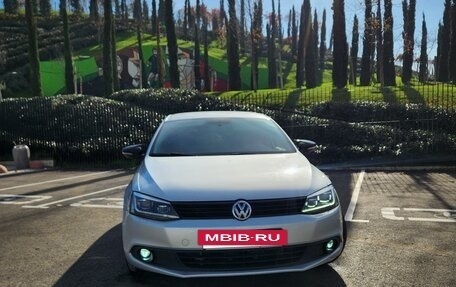 Volkswagen Jetta VI, 2012 год, 1 020 000 рублей, 2 фотография