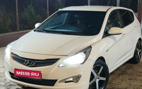 Hyundai Solaris II рестайлинг, 2015 год, 950 000 рублей, 1 фотография