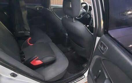 Toyota Avensis III рестайлинг, 2002 год, 370 000 рублей, 5 фотография