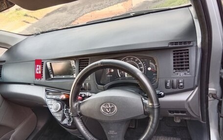 Toyota ISis I, 2005 год, 1 030 000 рублей, 13 фотография