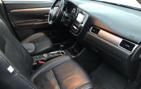 Mitsubishi Outlander III рестайлинг 3, 2014 год, 1 350 000 рублей, 9 фотография