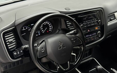 Mitsubishi Outlander III рестайлинг 3, 2017 год, 2 150 000 рублей, 10 фотография