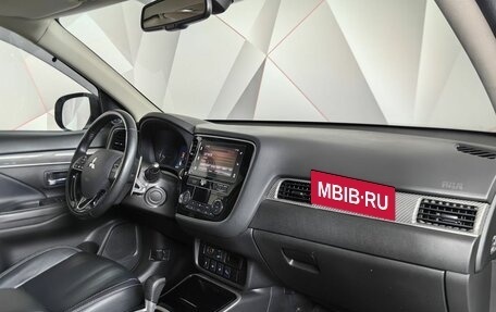 Mitsubishi Outlander III рестайлинг 3, 2019 год, 2 198 000 рублей, 13 фотография