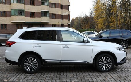 Mitsubishi Outlander III рестайлинг 3, 2021 год, 2 520 000 рублей, 4 фотография