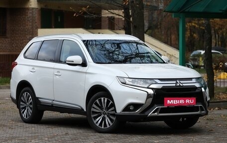 Mitsubishi Outlander III рестайлинг 3, 2021 год, 2 520 000 рублей, 2 фотография