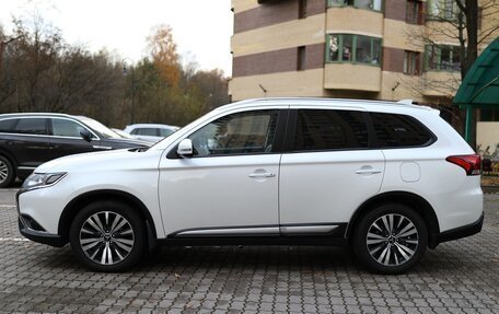 Mitsubishi Outlander III рестайлинг 3, 2021 год, 2 520 000 рублей, 5 фотография