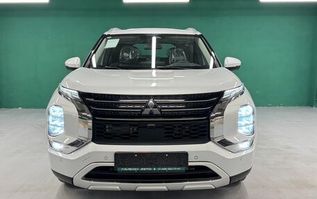 Mitsubishi Outlander, 2023 год, 4 100 000 рублей, 3 фотография