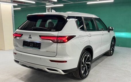 Mitsubishi Outlander, 2023 год, 4 100 000 рублей, 9 фотография