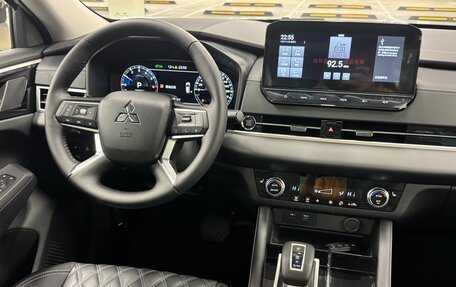 Mitsubishi Outlander, 2023 год, 4 100 000 рублей, 12 фотография