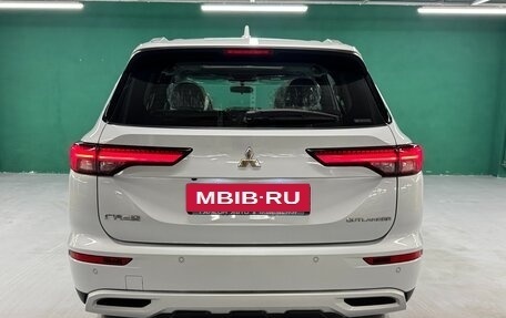Mitsubishi Outlander, 2023 год, 4 100 000 рублей, 8 фотография