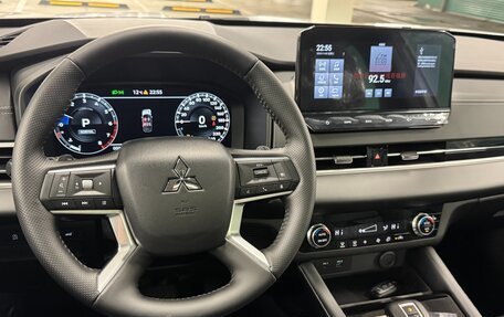 Mitsubishi Outlander, 2023 год, 4 100 000 рублей, 19 фотография