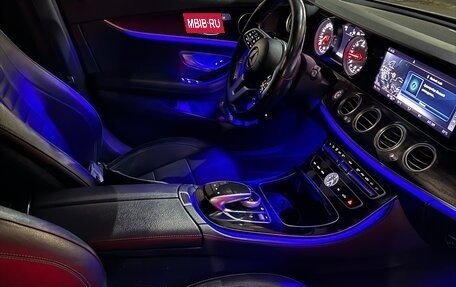 Mercedes-Benz E-Класс, 2019 год, 3 450 000 рублей, 5 фотография