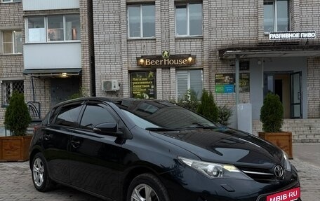 Toyota Auris II, 2013 год, 975 000 рублей, 1 фотография