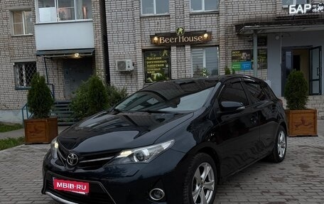 Toyota Auris II, 2013 год, 975 000 рублей, 3 фотография