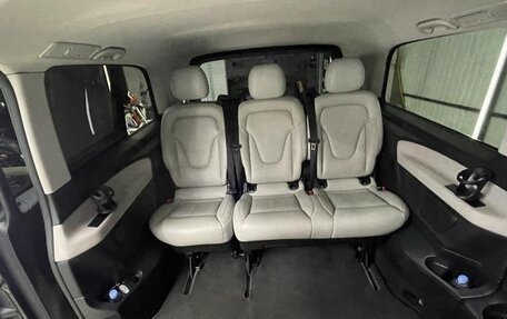 Mercedes-Benz V-Класс, 2018 год, 3 850 000 рублей, 4 фотография