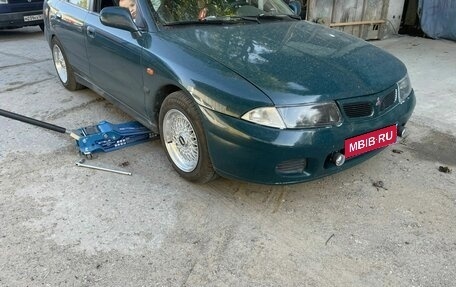 Mitsubishi Carisma I, 1996 год, 435 000 рублей, 1 фотография