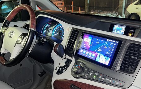 Toyota Sienna III, 2011 год, 2 000 000 рублей, 1 фотография