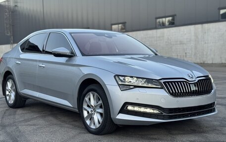 Skoda Superb III рестайлинг, 2021 год, 1 800 000 рублей, 1 фотография