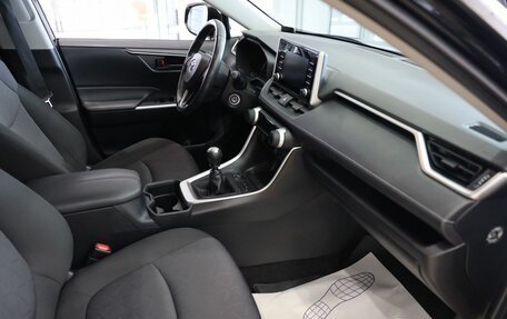 Toyota RAV4, 2020 год, 2 650 000 рублей, 16 фотография