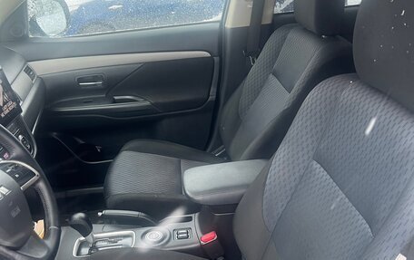 Mitsubishi Outlander III рестайлинг 3, 2013 год, 1 550 000 рублей, 10 фотография