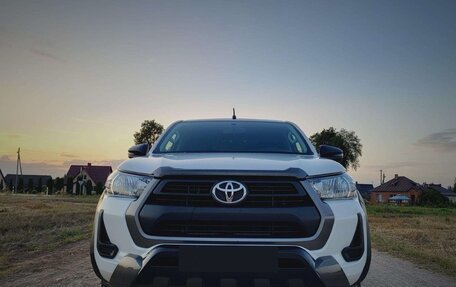 Toyota Hilux VIII, 2021 год, 2 350 000 рублей, 2 фотография