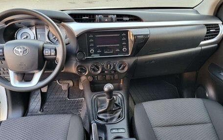 Toyota Hilux VIII, 2021 год, 2 350 000 рублей, 11 фотография