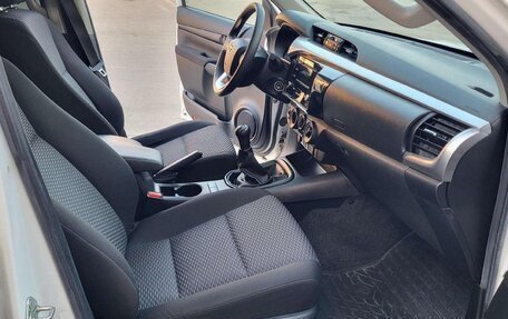 Toyota Hilux VIII, 2021 год, 2 350 000 рублей, 13 фотография