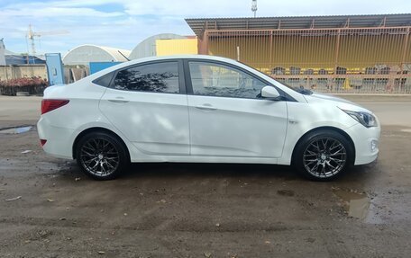 Hyundai Solaris II рестайлинг, 2015 год, 1 000 000 рублей, 4 фотография