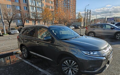 Mitsubishi Outlander III рестайлинг 3, 2021 год, 3 390 000 рублей, 10 фотография