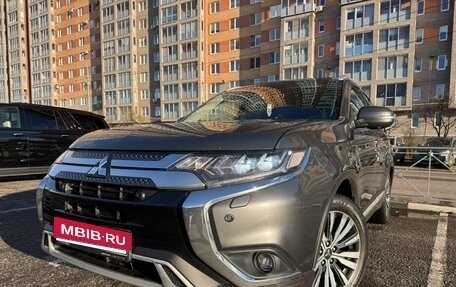 Mitsubishi Outlander III рестайлинг 3, 2021 год, 3 390 000 рублей, 5 фотография