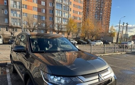 Mitsubishi Outlander III рестайлинг 3, 2021 год, 3 390 000 рублей, 8 фотография