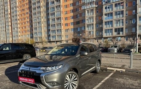 Mitsubishi Outlander III рестайлинг 3, 2021 год, 3 390 000 рублей, 3 фотография