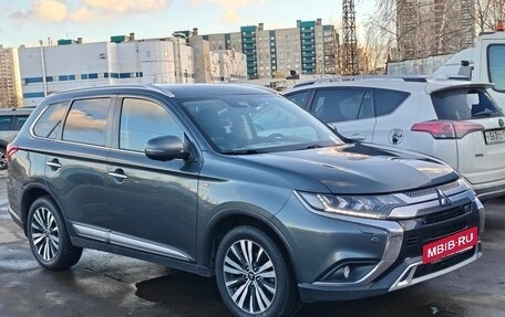 Mitsubishi Outlander III рестайлинг 3, 2021 год, 3 390 000 рублей, 2 фотография