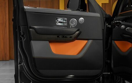 Rolls-Royce Cullinan, 2019 год, 30 000 000 рублей, 10 фотография