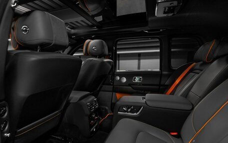 Rolls-Royce Cullinan, 2019 год, 30 000 000 рублей, 25 фотография