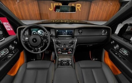 Rolls-Royce Cullinan, 2019 год, 30 000 000 рублей, 32 фотография