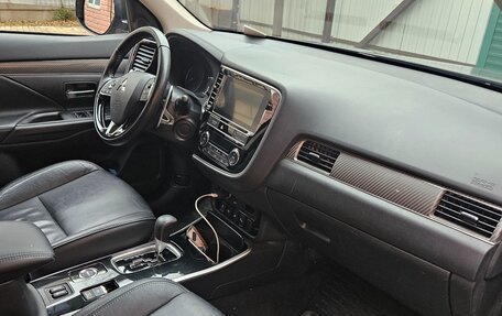 Mitsubishi Outlander III рестайлинг 3, 2019 год, 2 500 000 рублей, 10 фотография