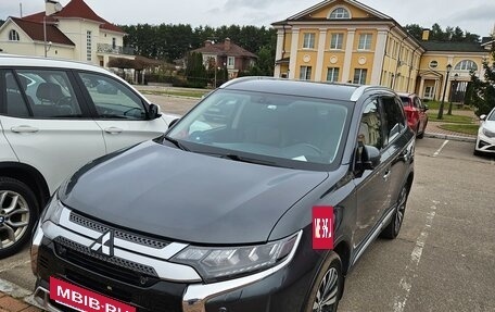 Mitsubishi Outlander III рестайлинг 3, 2019 год, 2 500 000 рублей, 3 фотография