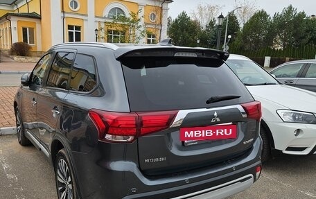 Mitsubishi Outlander III рестайлинг 3, 2019 год, 2 500 000 рублей, 2 фотография