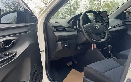 Toyota Yaris XP150 рестайлинг, 2021 год, 1 190 000 рублей, 12 фотография