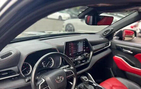 Toyota Highlander, 2022 год, 8 000 000 рублей, 3 фотография