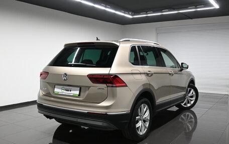 Volkswagen Tiguan II, 2018 год, 2 615 000 рублей, 2 фотография